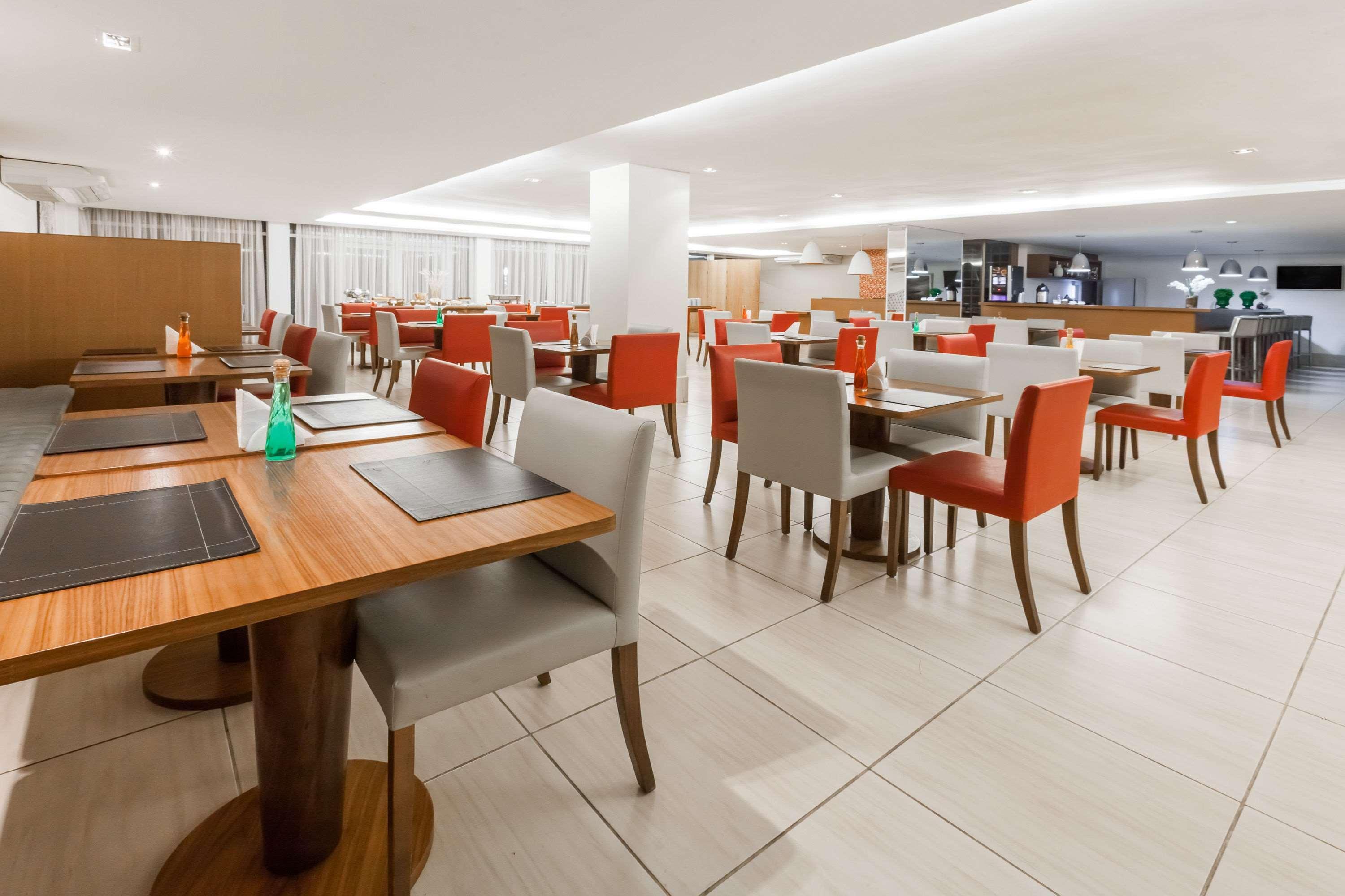 Ramada Hotel & Suites Campos Pelinca Кампус дус Гойтаказиш Екстериор снимка