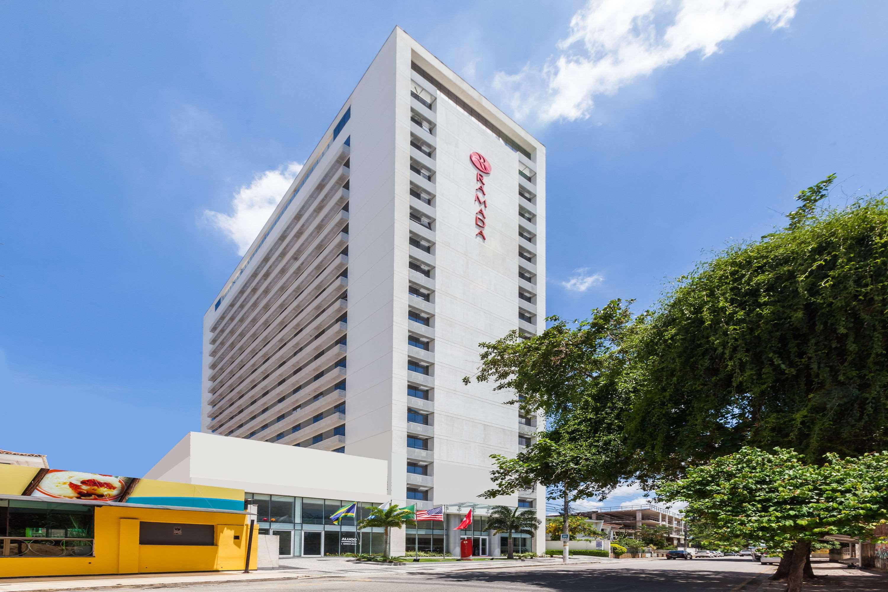Ramada Hotel & Suites Campos Pelinca Кампус дус Гойтаказиш Екстериор снимка