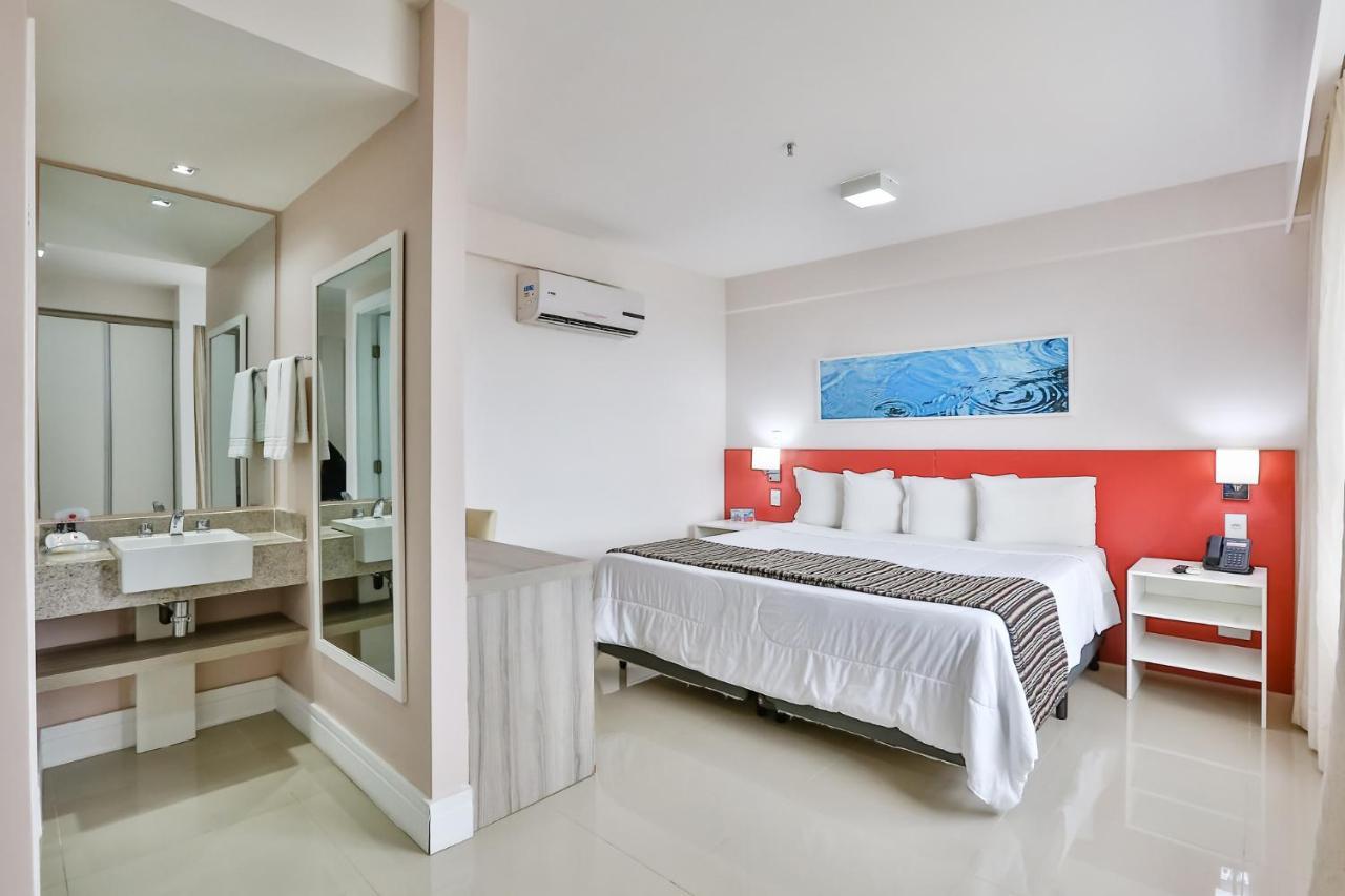 Ramada Hotel & Suites Campos Pelinca Кампус дус Гойтаказиш Екстериор снимка